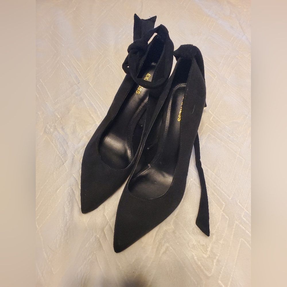 Express Black Pumps